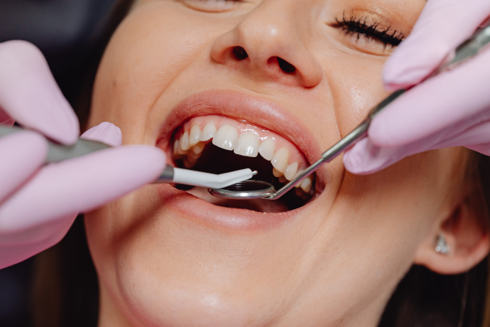Zahnarztpraxis Dr. Gernot Wagner - Endodontie - Frau lächelt während Zahnarztbehandlung