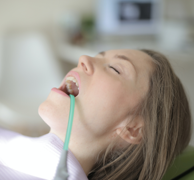 Zahnarztpraxis Dr. Gernot Wagner - Parodontologie - Frau mit offenem Mund beim Zahnarzt
