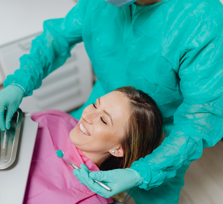 Zahnarztpraxis Dr. Gernot Wagner - Parodontologie - Frau lacht während Behandlung durch Zahnarzt
