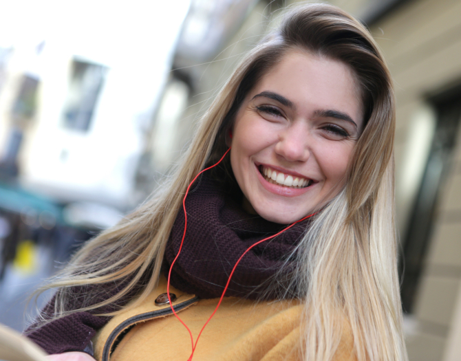 Zahnarztpraxis Dr. Gernot Wagner - Parodontologie - Junge Frau mit schönen Zähnen und blonden Haaren lacht