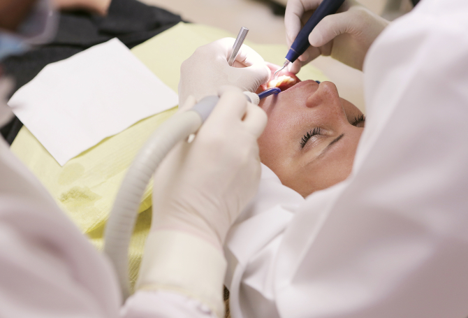Zahnarztpraxis Dr. Gernot Wagner - Zahnersatz Prothetik - Frau wird von Zahnharzt behandelt