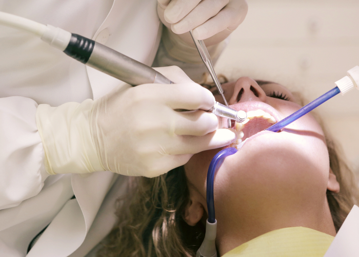 Zahnarztpraxis Dr. Gernot Wagner - Frau mit offenem Mund wird von Zahnarzt behandelt