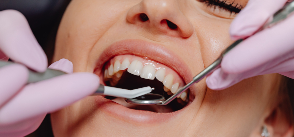 Zahnarzt Dr. Wagner - Parodontologie - Frau lächelt während Zahnbehandlung